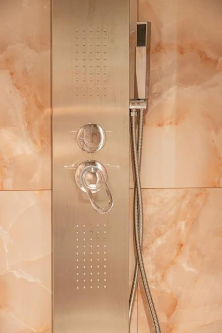 Smaragdi Luxury Jacuzzi Apartment Noho Premium Living Aten Exteriör bild