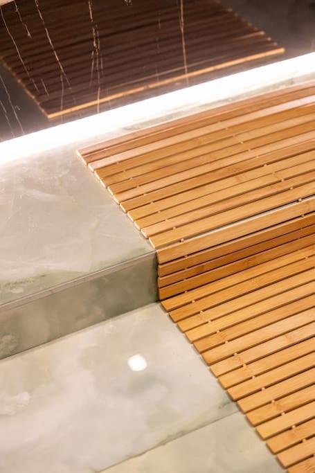 Smaragdi Luxury Jacuzzi Apartment Noho Premium Living Aten Exteriör bild