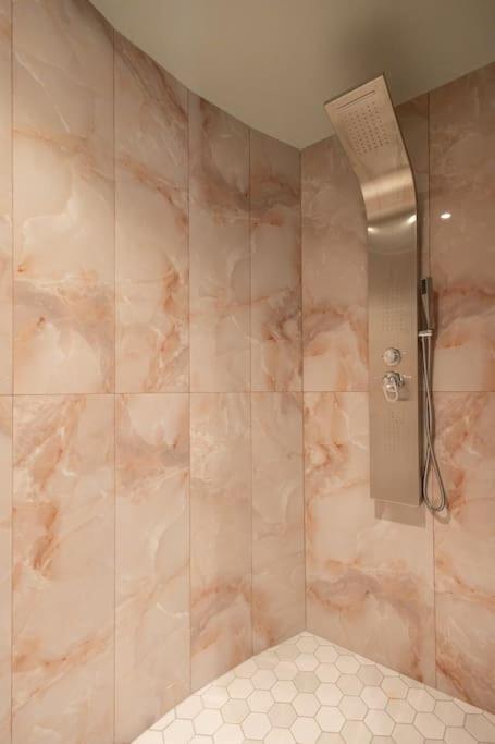 Smaragdi Luxury Jacuzzi Apartment Noho Premium Living Aten Exteriör bild