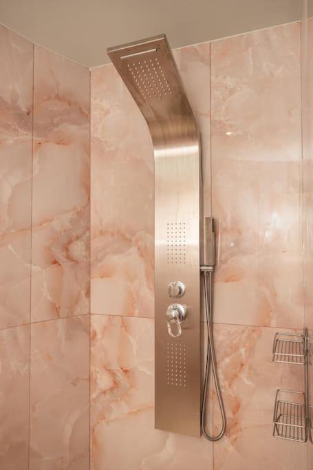Smaragdi Luxury Jacuzzi Apartment Noho Premium Living Aten Exteriör bild