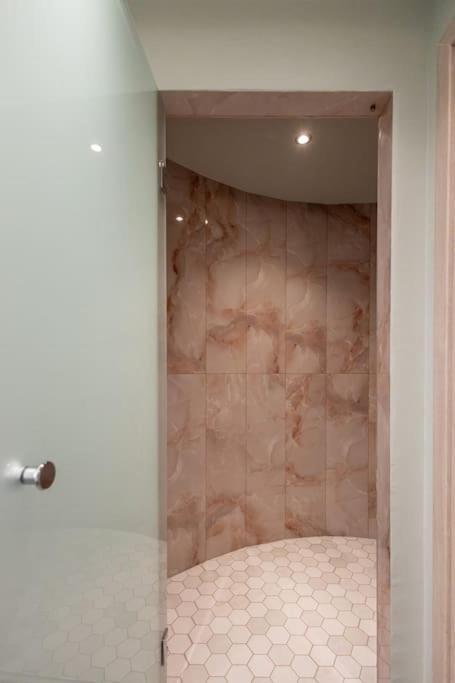 Smaragdi Luxury Jacuzzi Apartment Noho Premium Living Aten Exteriör bild