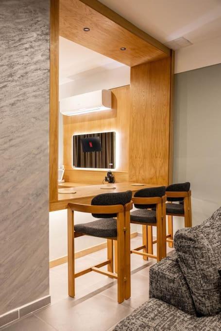 Smaragdi Luxury Jacuzzi Apartment Noho Premium Living Aten Exteriör bild