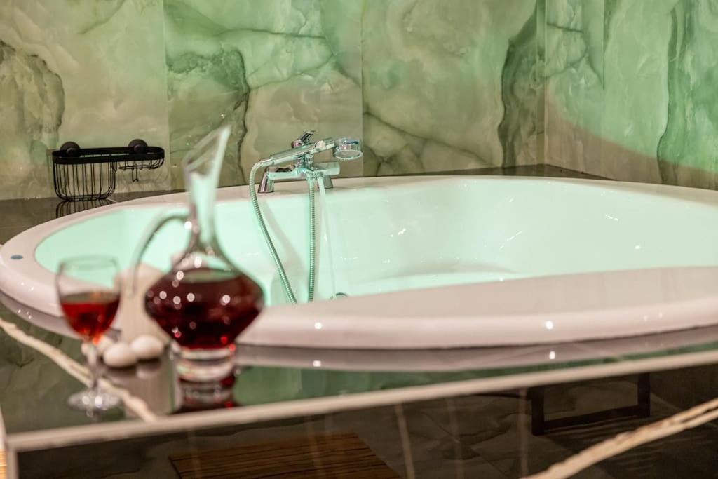 Smaragdi Luxury Jacuzzi Apartment Noho Premium Living Aten Exteriör bild