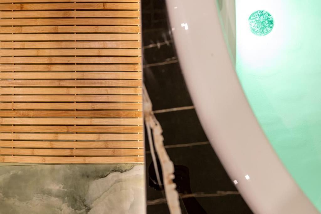 Smaragdi Luxury Jacuzzi Apartment Noho Premium Living Aten Exteriör bild