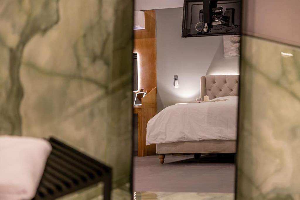 Smaragdi Luxury Jacuzzi Apartment Noho Premium Living Aten Exteriör bild