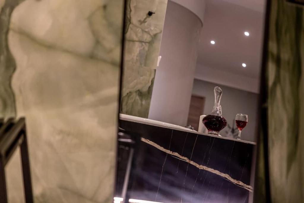 Smaragdi Luxury Jacuzzi Apartment Noho Premium Living Aten Exteriör bild