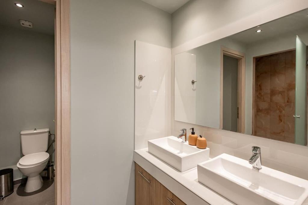 Smaragdi Luxury Jacuzzi Apartment Noho Premium Living Aten Exteriör bild