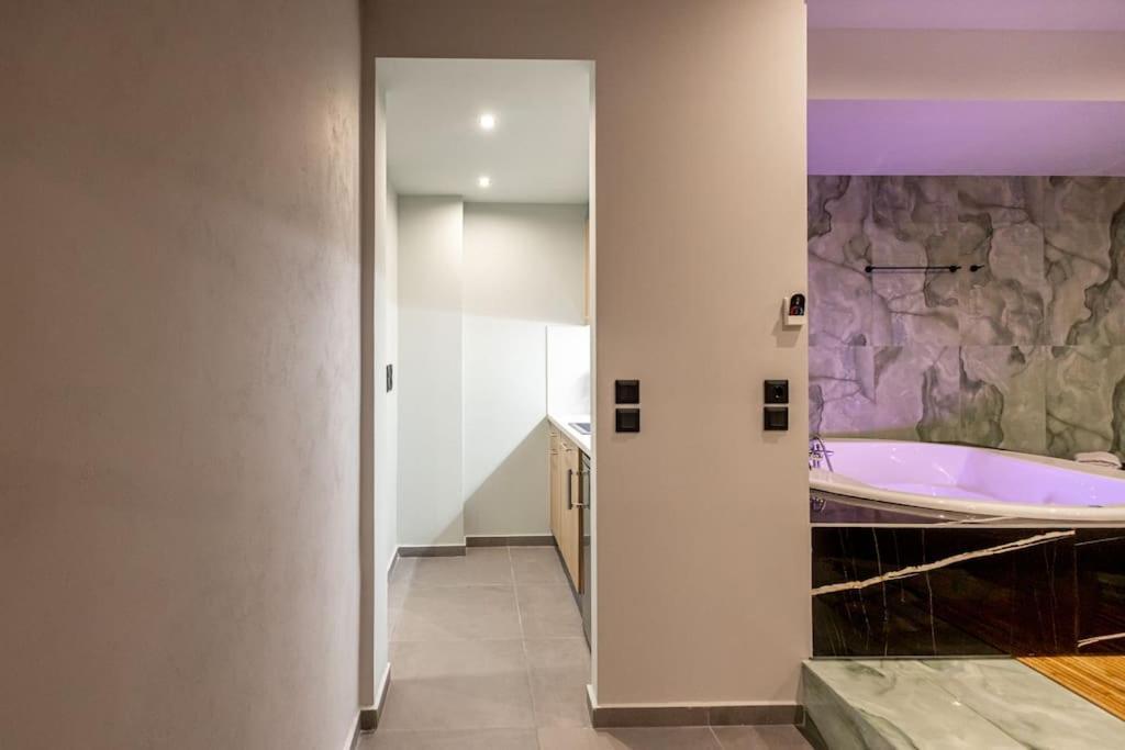 Smaragdi Luxury Jacuzzi Apartment Noho Premium Living Aten Exteriör bild