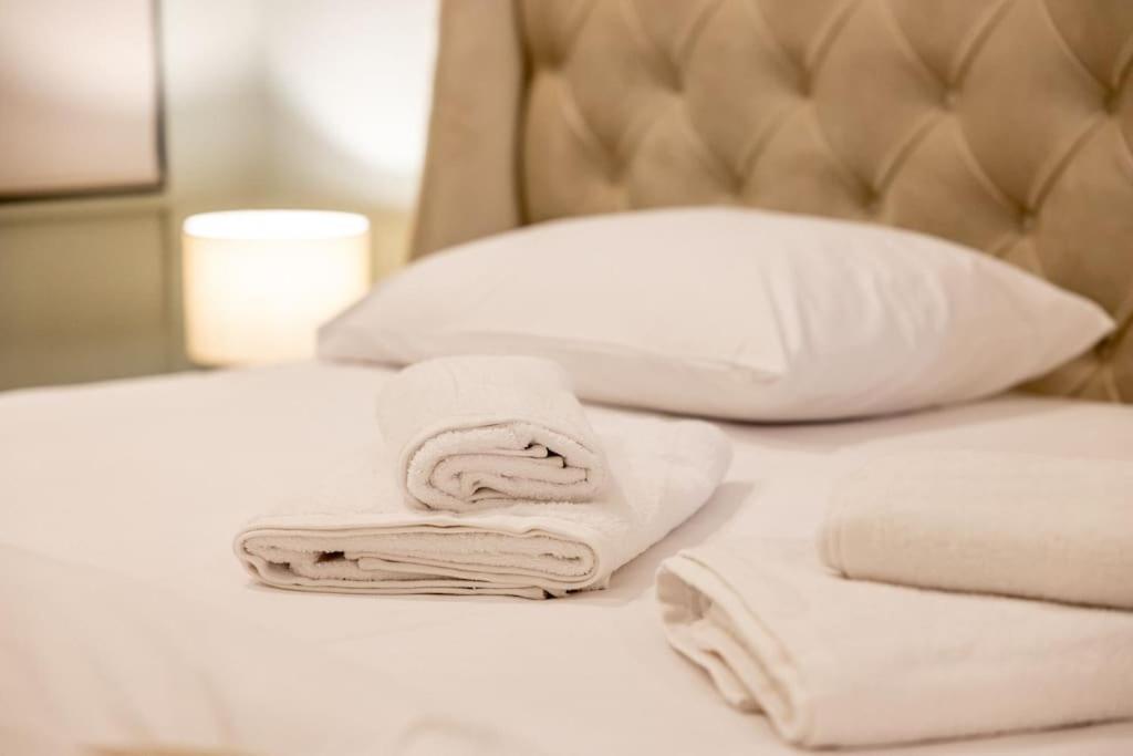 Smaragdi Luxury Jacuzzi Apartment Noho Premium Living Aten Exteriör bild
