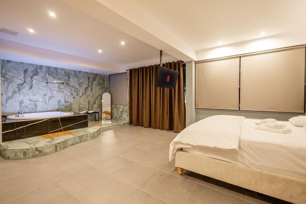 Smaragdi Luxury Jacuzzi Apartment Noho Premium Living Aten Exteriör bild