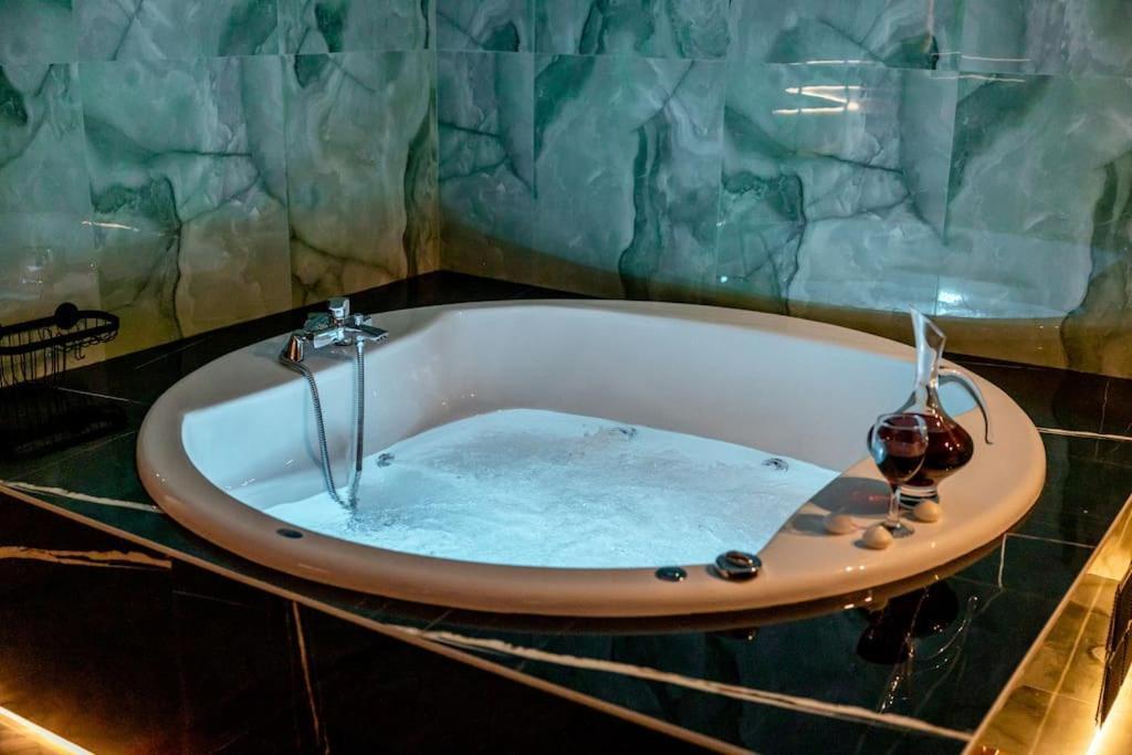 Smaragdi Luxury Jacuzzi Apartment Noho Premium Living Aten Exteriör bild