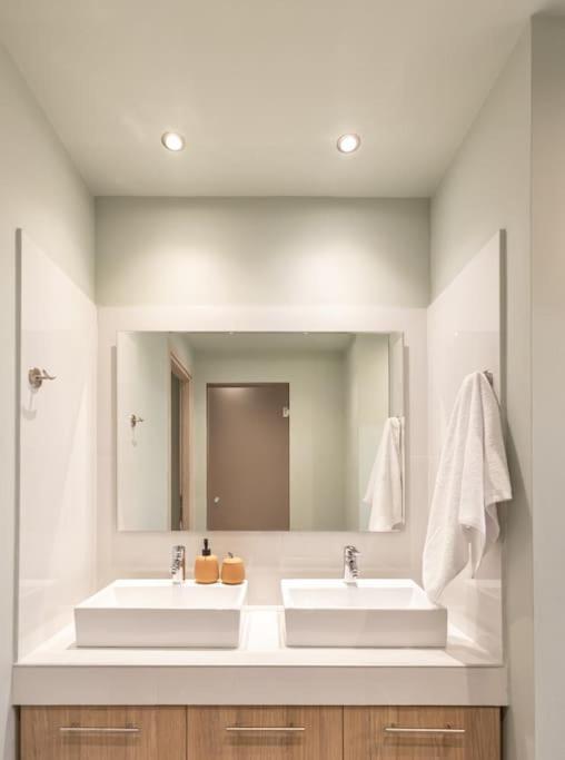 Smaragdi Luxury Jacuzzi Apartment Noho Premium Living Aten Exteriör bild