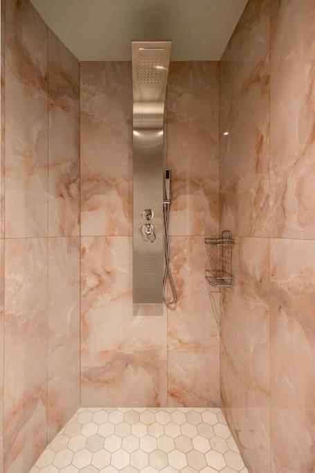 Smaragdi Luxury Jacuzzi Apartment Noho Premium Living Aten Exteriör bild