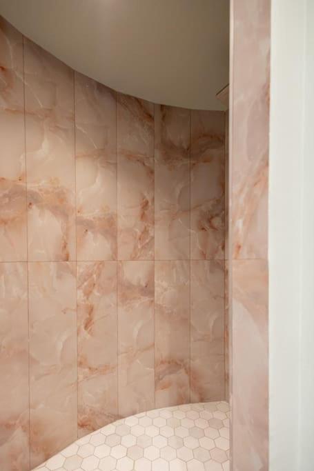 Smaragdi Luxury Jacuzzi Apartment Noho Premium Living Aten Exteriör bild