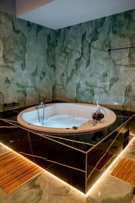 Smaragdi Luxury Jacuzzi Apartment Noho Premium Living Aten Exteriör bild