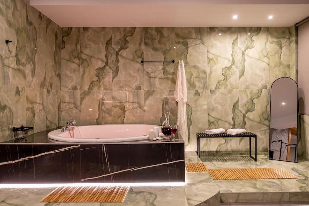 Smaragdi Luxury Jacuzzi Apartment Noho Premium Living Aten Exteriör bild