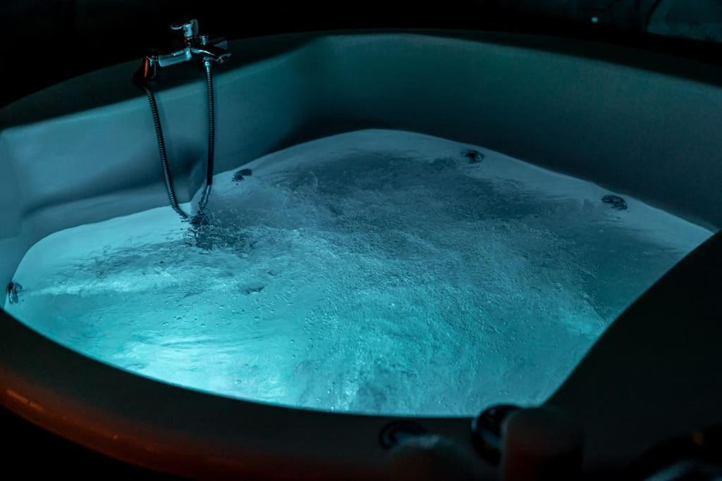 Smaragdi Luxury Jacuzzi Apartment Noho Premium Living Aten Exteriör bild