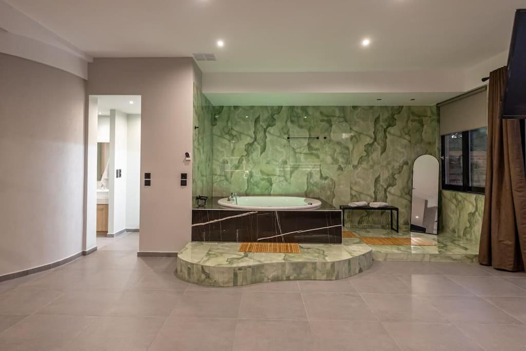 Smaragdi Luxury Jacuzzi Apartment Noho Premium Living Aten Exteriör bild